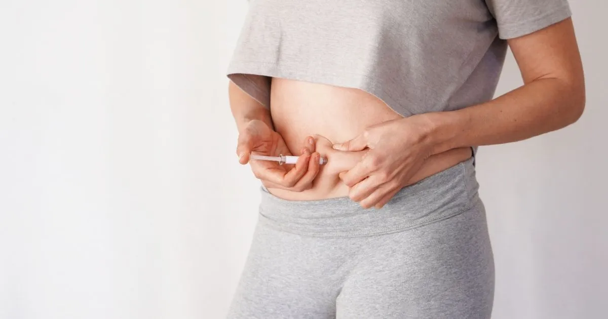 Person administering a Skinny Shot in Lake Forest, IL for weight loss